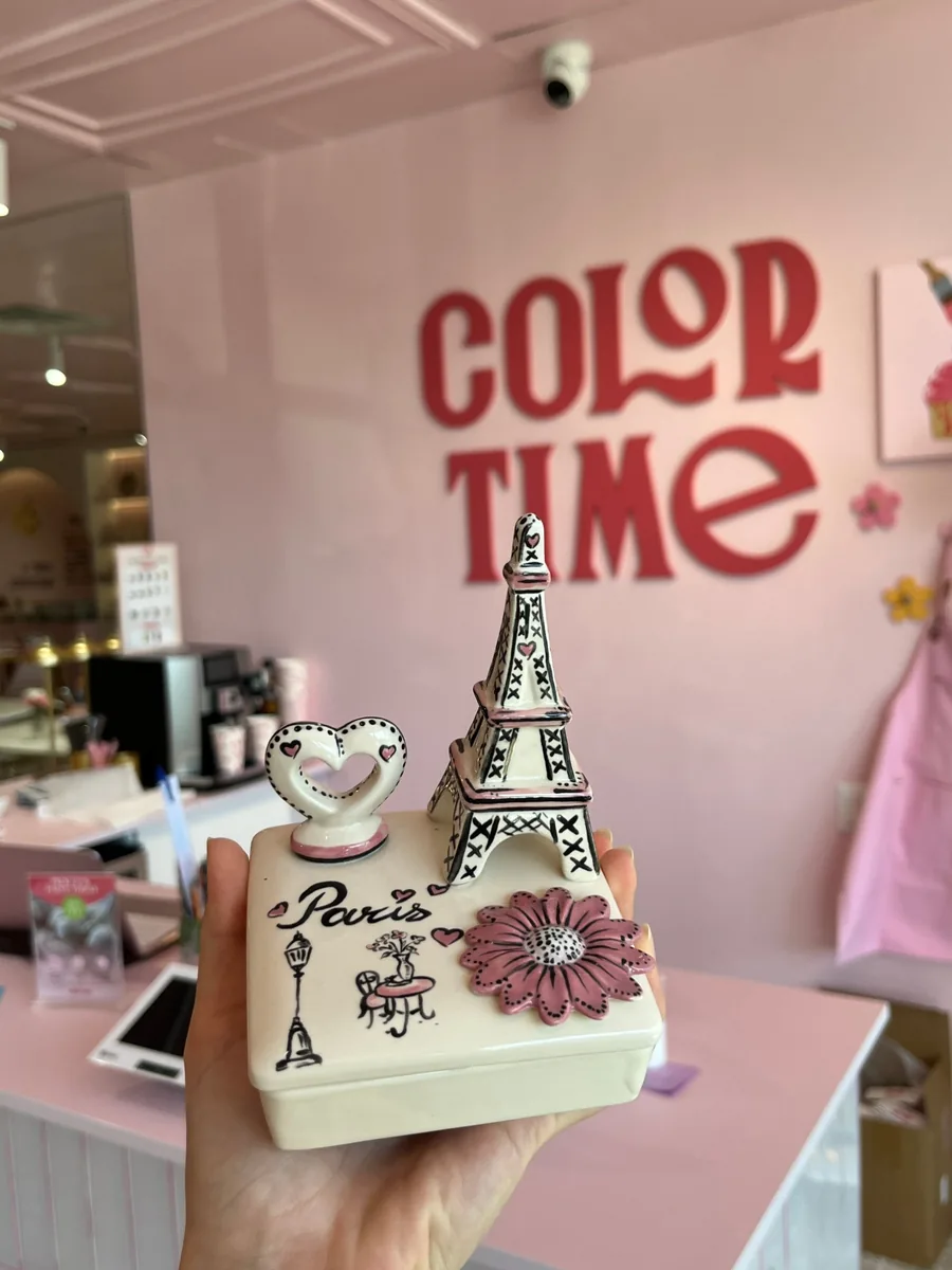 Eiffel tower on a Paris box